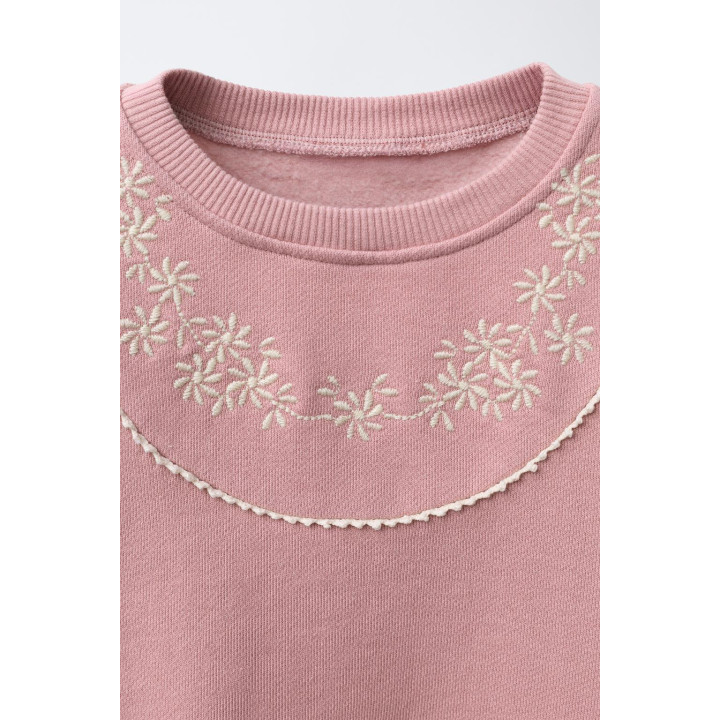 ТОЛСТОВКА С ВЫШИВКОЙ В ВИДЕ ЦВЕТОВ