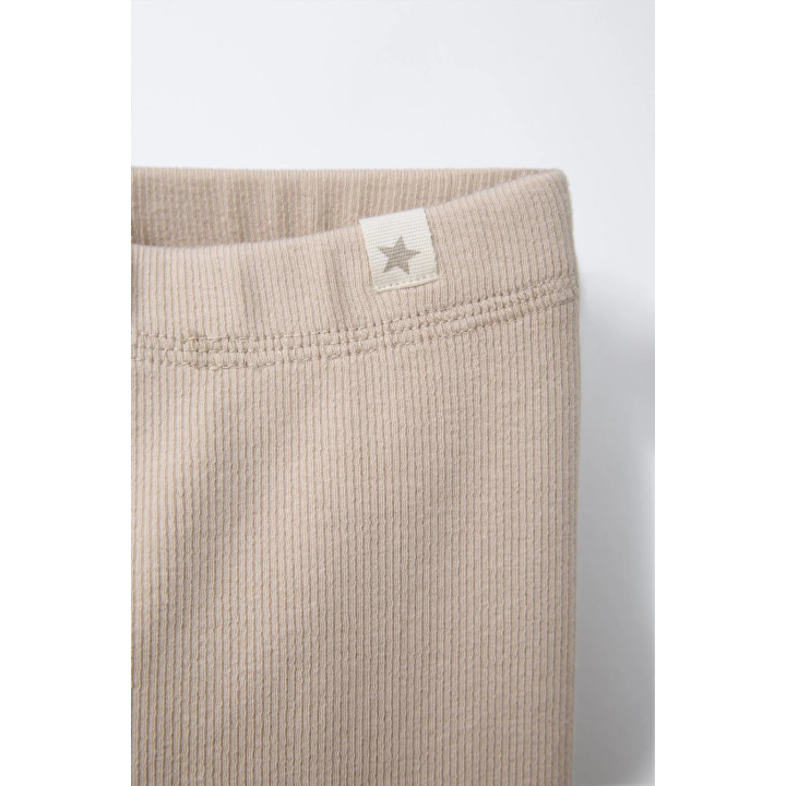 Ребристые леггинсы с деталями ярлыка