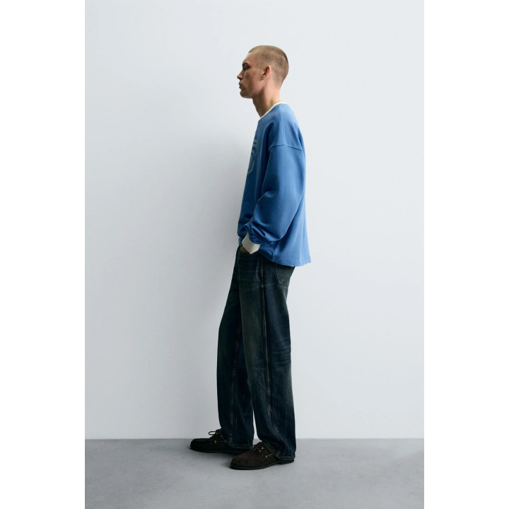 ФУТБОЛКА С ПРИНТОМ И ЭФФЕКТОМ ПОТЕРТОСТИ