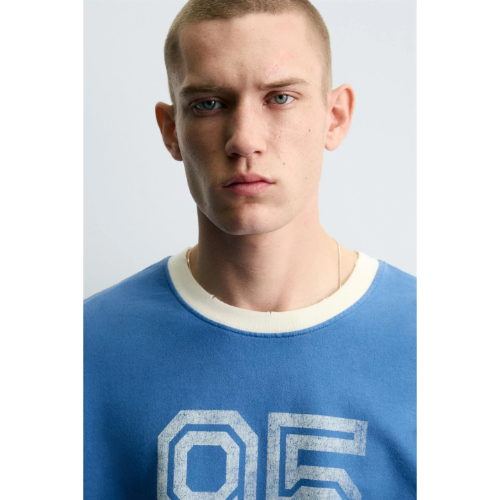 ФУТБОЛКА С ПРИНТОМ И ЭФФЕКТОМ ПОТЕРТОСТИ