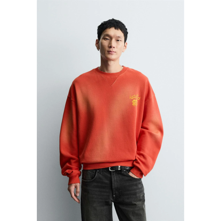 Свитшот с нанесением текста в виде распыления