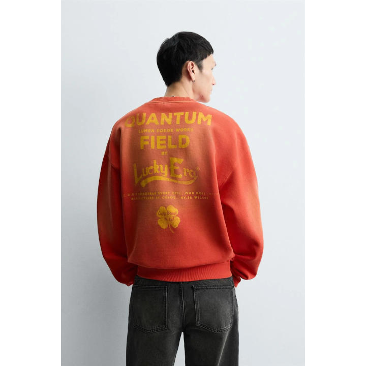 Свитшот с нанесением текста в виде распыления