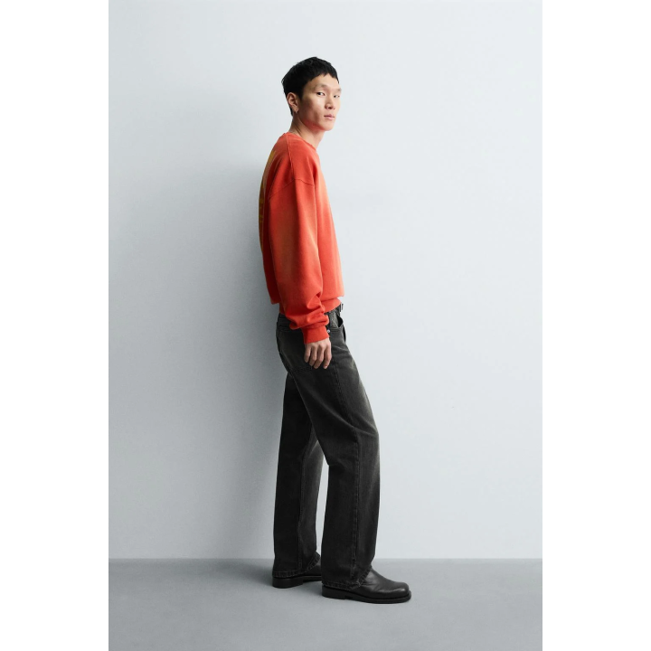 Свитшот с нанесением текста в виде распыления