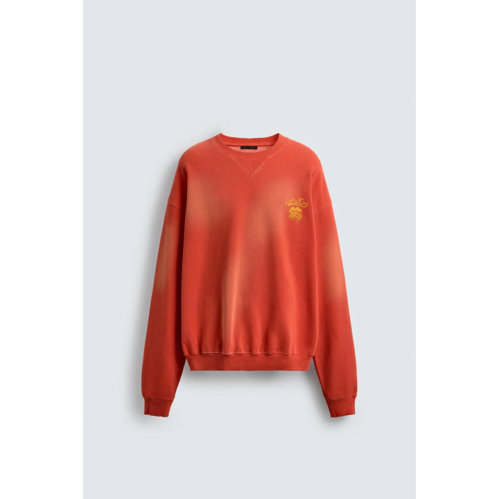 Свитшот с нанесением текста в виде распыления