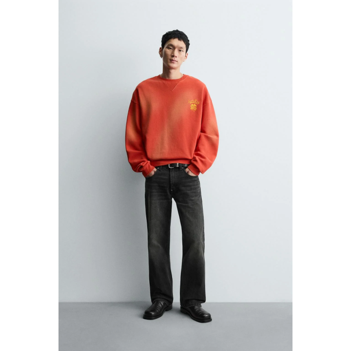 Свитшот с нанесением текста в виде распыления