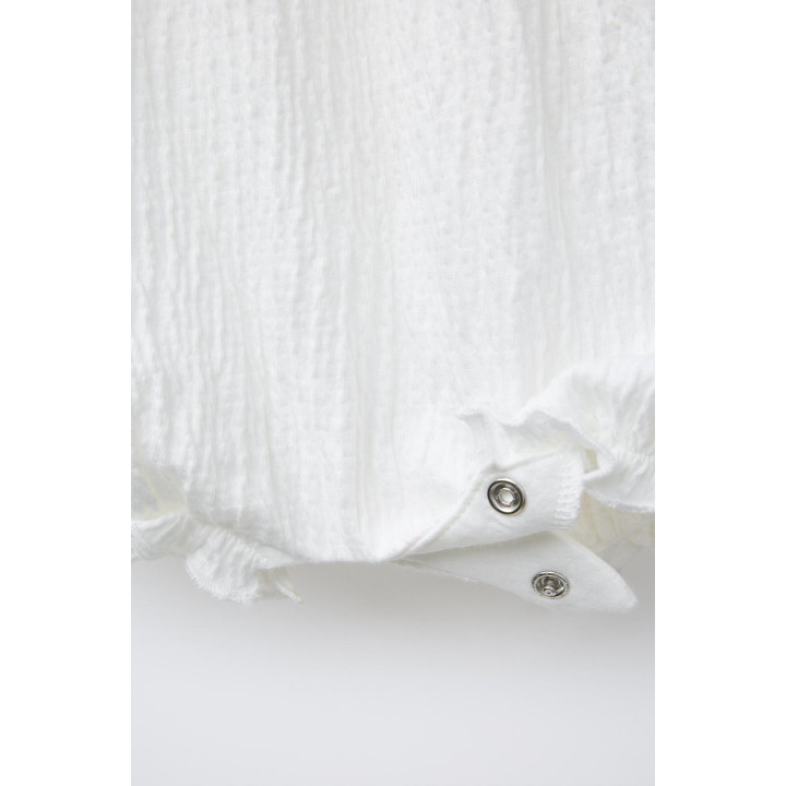 Комбинезон с текстурой и швейцарской вышивкой