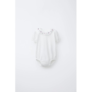 Боди с вышитым воротником в цветочном стиле