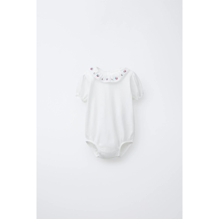 Боди с вышитым воротником в цветочном стиле