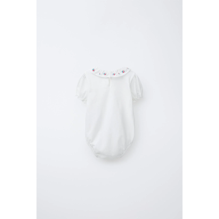 Боди с вышитым воротником в цветочном стиле