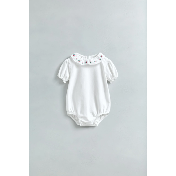 Боди с вышитым воротником в цветочном стиле