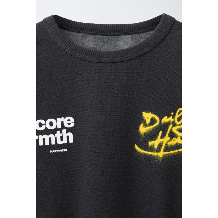 ТОЛСТОВКА С ГРАФФИТИ-ПРИНТОМ