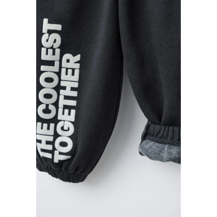 БРЮКИ-ДЖОГГЕРЫ С ТЕКСТОВЫМ ФЛОКОМ