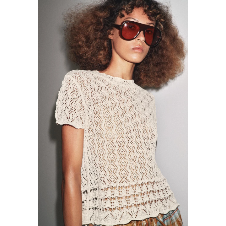 ТОП ИЗ АЖУРНОГО ТРИКОТАЖА С КОРОТКИМИ РУКАВАМИ