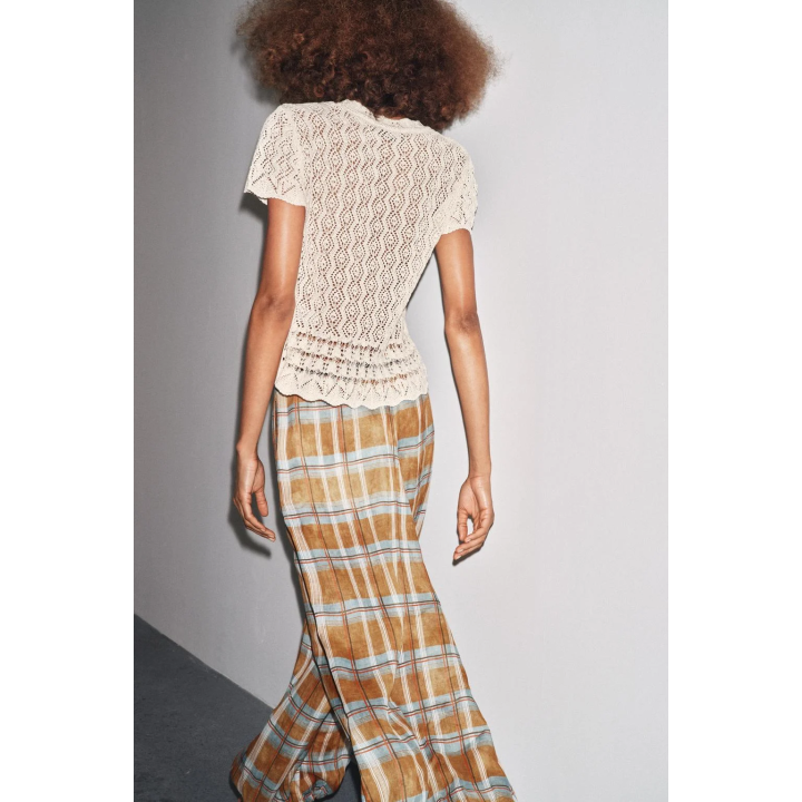 ТОП ИЗ АЖУРНОГО ТРИКОТАЖА С КОРОТКИМИ РУКАВАМИ