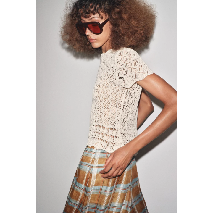 ТОП ИЗ АЖУРНОГО ТРИКОТАЖА С КОРОТКИМИ РУКАВАМИ