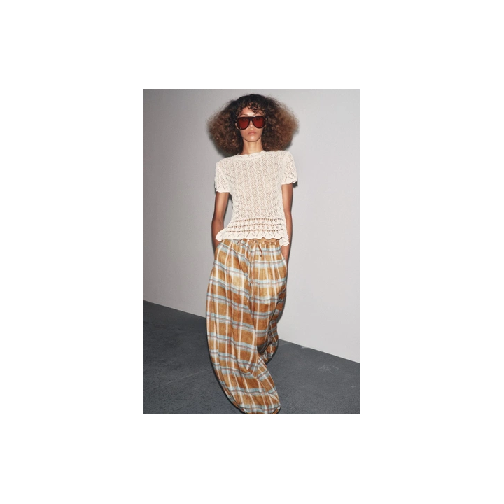 ТОП ИЗ АЖУРНОГО ТРИКОТАЖА С КОРОТКИМИ РУКАВАМИ