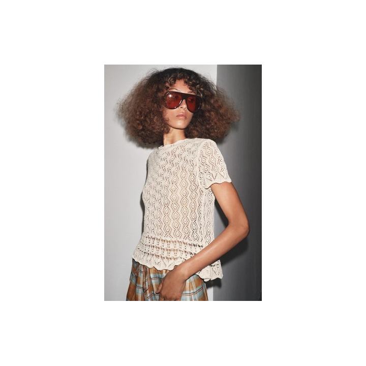 ТОП ИЗ АЖУРНОГО ТРИКОТАЖА С КОРОТКИМИ РУКАВАМИ
