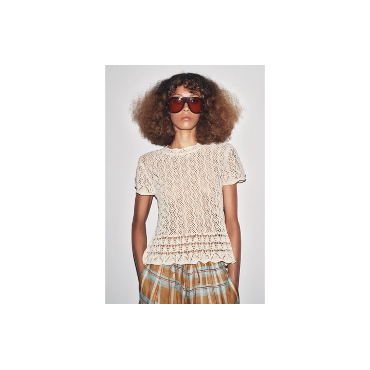 ТОП ИЗ АЖУРНОГО ТРИКОТАЖА С КОРОТКИМИ РУКАВАМИ