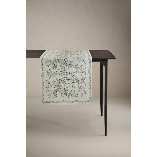 Рождественский бегунок по столу с листьями остролиста