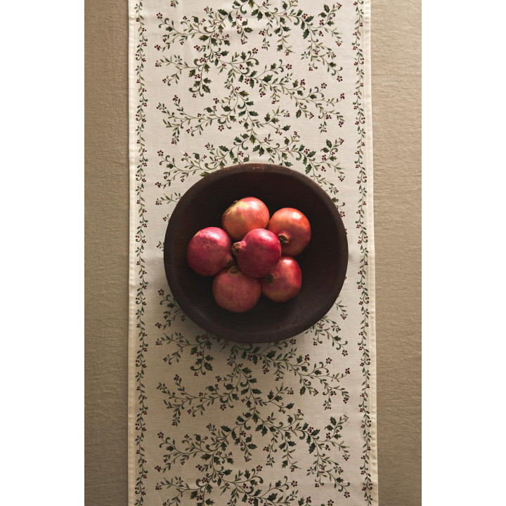 Рождественский бегунок по столу с листьями остролиста