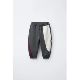 БРЮКИ-ДЖОГГЕРЫ В СТИЛЕ КОЛОР-БЛОК С НАШИВКОЙ