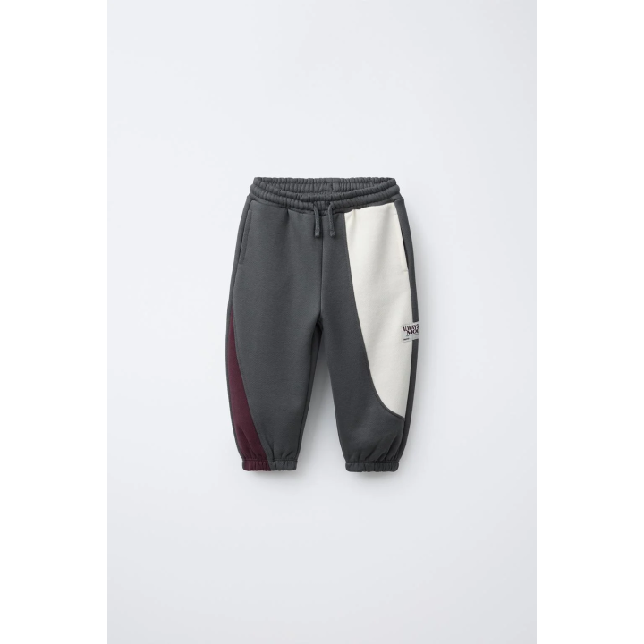 БРЮКИ-ДЖОГГЕРЫ В СТИЛЕ КОЛОР-БЛОК С НАШИВКОЙ