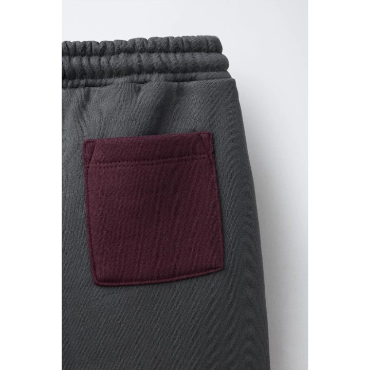 БРЮКИ-ДЖОГГЕРЫ В СТИЛЕ КОЛОР-БЛОК С НАШИВКОЙ