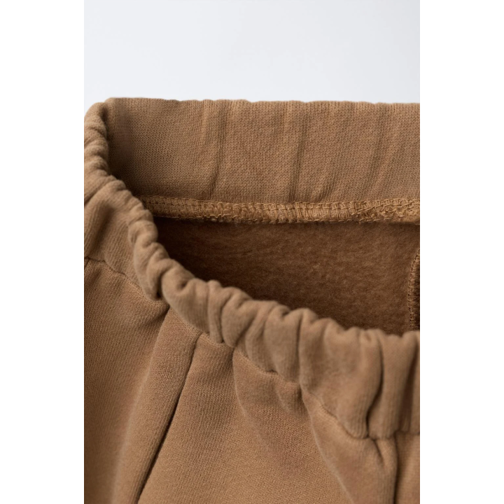 Брюки с линейкой и шарами