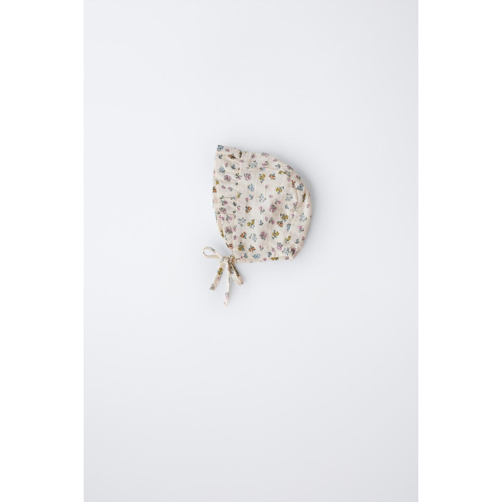 ЧЕПЧИК С ВОЛАНАМИ И ЦВЕТОЧНЫМ ТЕКСТУРНЫМ РИСУНКОМ