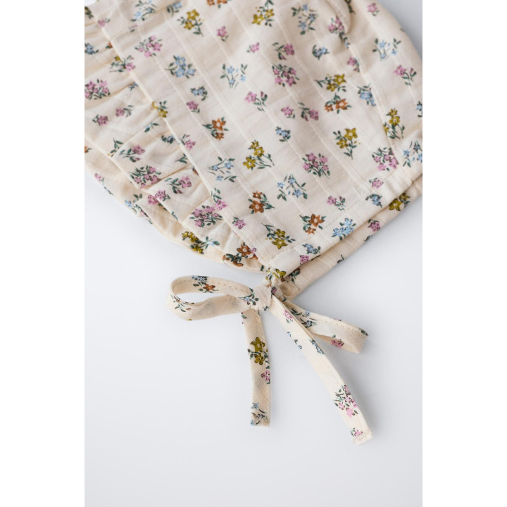 ЧЕПЧИК С ВОЛАНАМИ И ЦВЕТОЧНЫМ ТЕКСТУРНЫМ РИСУНКОМ