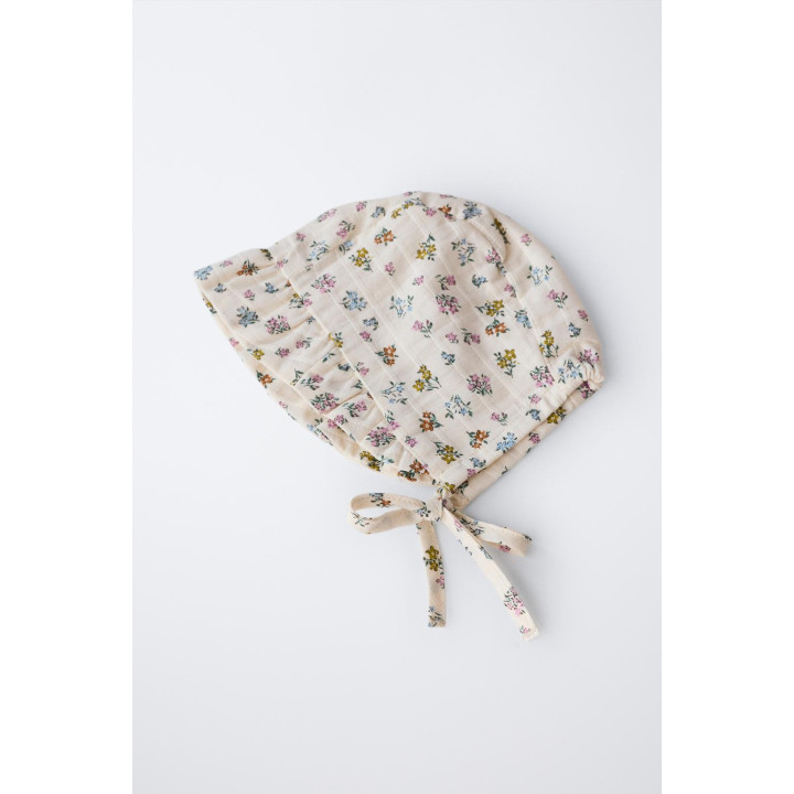 ЧЕПЧИК С ВОЛАНАМИ И ЦВЕТОЧНЫМ ТЕКСТУРНЫМ РИСУНКОМ