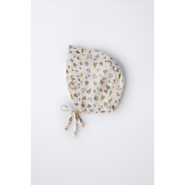 ЧЕПЧИК С ВОЛАНАМИ И ЦВЕТОЧНЫМ ТЕКСТУРНЫМ РИСУНКОМ