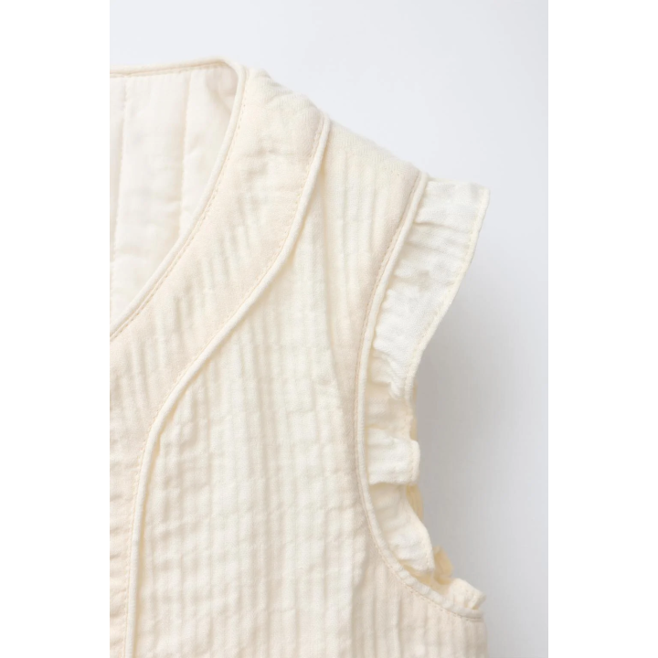 Жилет с объемной структурой оборок