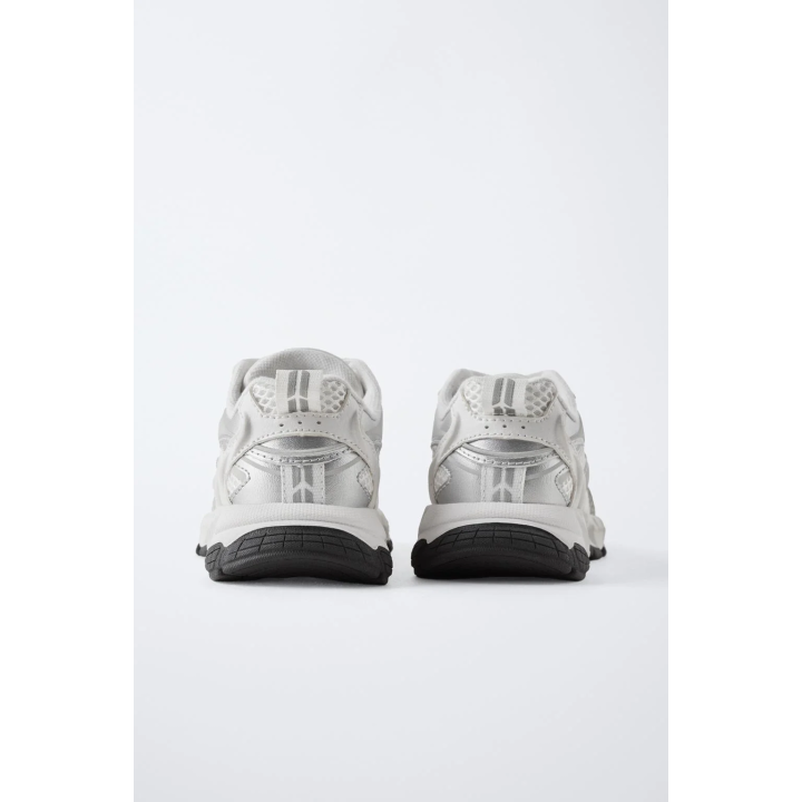 Кроссовки с сетчатыми вставками