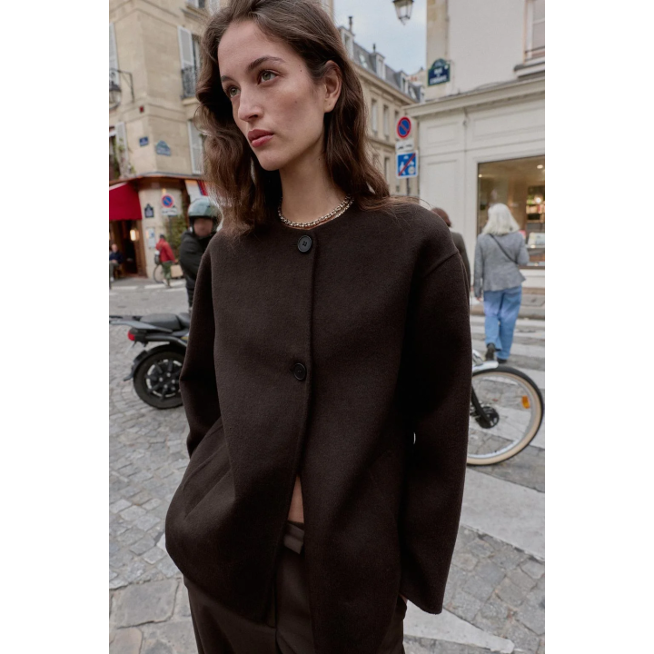 КОРОТКОЕ ПАЛЬТО ИЗ СМЕСОВОЙ ШЕРСТИ С ШАРФОМ