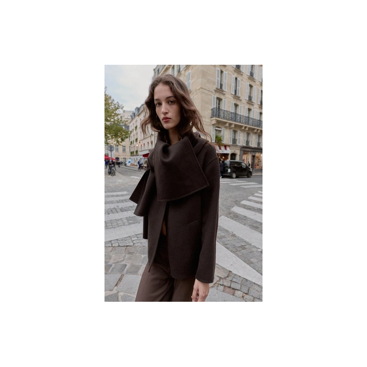 КОРОТКОЕ ПАЛЬТО ИЗ СМЕСОВОЙ ШЕРСТИ С ШАРФОМ