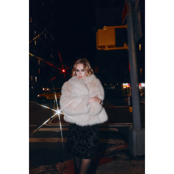 КУРТКА ИЗ ИСКУССТВЕННОГО МЕХА С ВОРОТНИКОМ