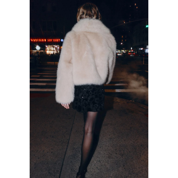 КУРТКА ИЗ ИСКУССТВЕННОГО МЕХА С ВОРОТНИКОМ