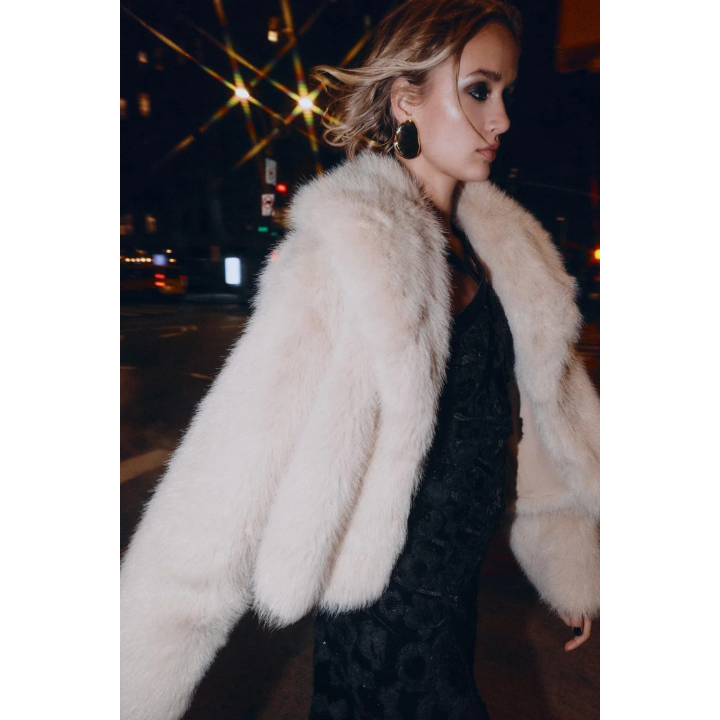 КУРТКА ИЗ ИСКУССТВЕННОГО МЕХА С ВОРОТНИКОМ