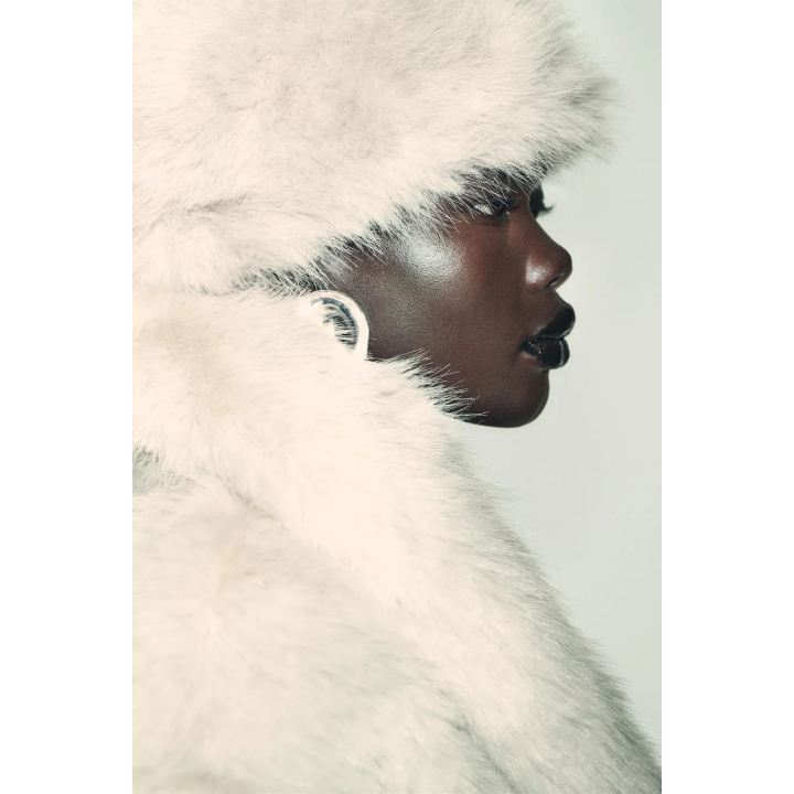 КУРТКА ИЗ ИСКУССТВЕННОГО МЕХА С ВОРОТНИКОМ