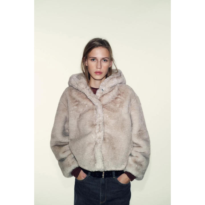 КОРОТКОЕ ПАЛЬТО ИЗ ИСКУССТВЕННОГО МЕХА С КАПЮШОНОМ