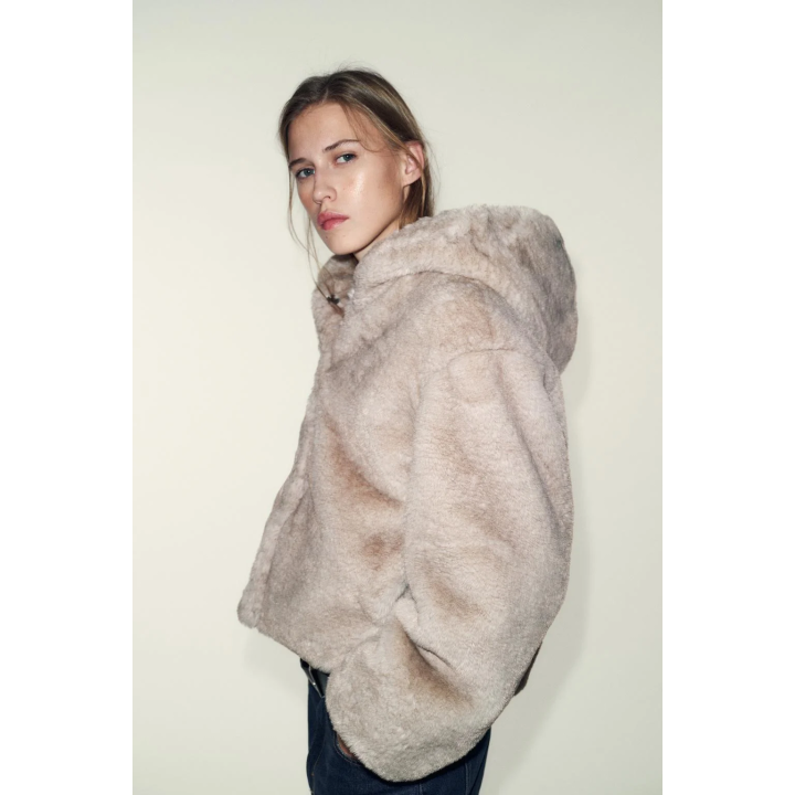 КОРОТКОЕ ПАЛЬТО ИЗ ИСКУССТВЕННОГО МЕХА С КАПЮШОНОМ