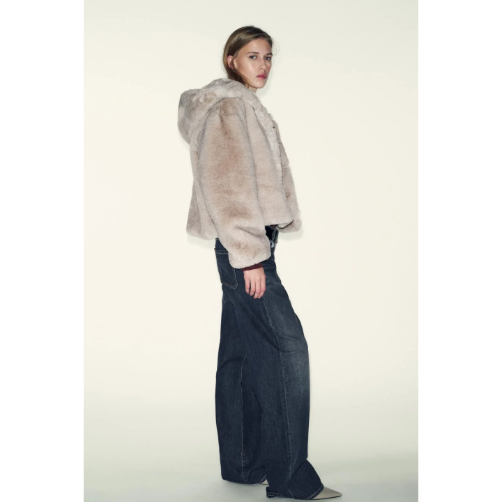 КОРОТКОЕ ПАЛЬТО ИЗ ИСКУССТВЕННОГО МЕХА С КАПЮШОНОМ