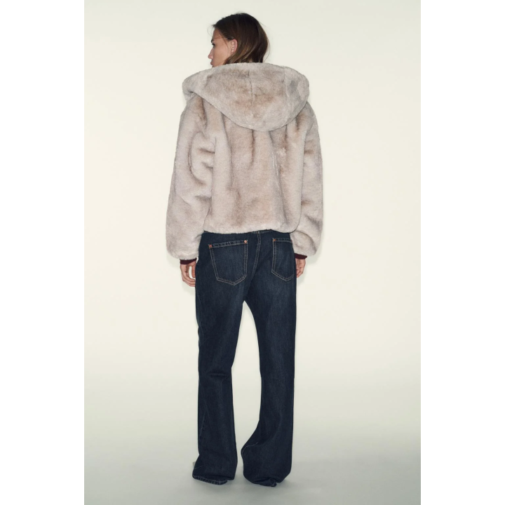 КОРОТКОЕ ПАЛЬТО ИЗ ИСКУССТВЕННОГО МЕХА С КАПЮШОНОМ