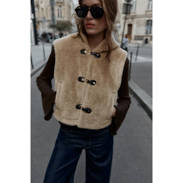 ЖИЛЕТ ИЗ ИСКУССТВЕННОЙ ОВЧИНЫ С ЗАСТЕЖКАМИ-ТОГГЛ