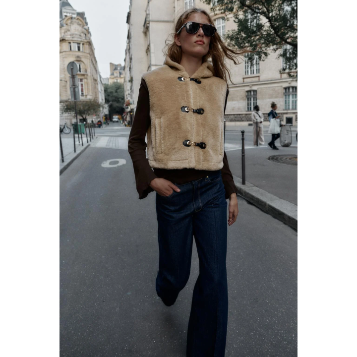 ЖИЛЕТ ИЗ ИСКУССТВЕННОЙ ОВЧИНЫ С ЗАСТЕЖКАМИ-ТОГГЛ