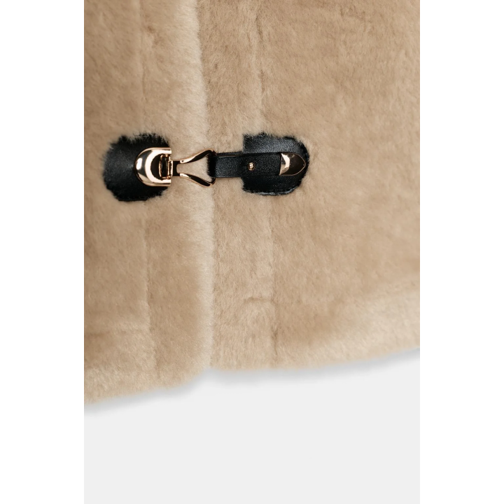 ЖИЛЕТ ИЗ ИСКУССТВЕННОЙ ОВЧИНЫ С ЗАСТЕЖКАМИ-ТОГГЛ