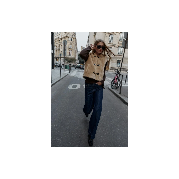 ЖИЛЕТ ИЗ ИСКУССТВЕННОЙ ОВЧИНЫ С ЗАСТЕЖКАМИ-ТОГГЛ