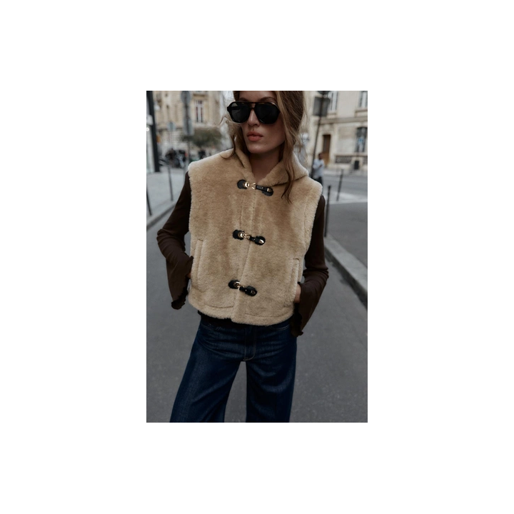 ЖИЛЕТ ИЗ ИСКУССТВЕННОЙ ОВЧИНЫ С ЗАСТЕЖКАМИ-ТОГГЛ