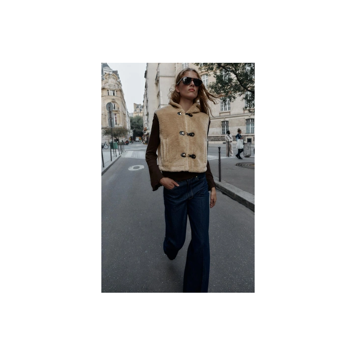 ЖИЛЕТ ИЗ ИСКУССТВЕННОЙ ОВЧИНЫ С ЗАСТЕЖКАМИ-ТОГГЛ